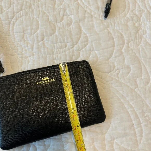 Reserved for bundle Coach NWOT Black and Gold Textured Wristlet corner - Picture 7 of 8